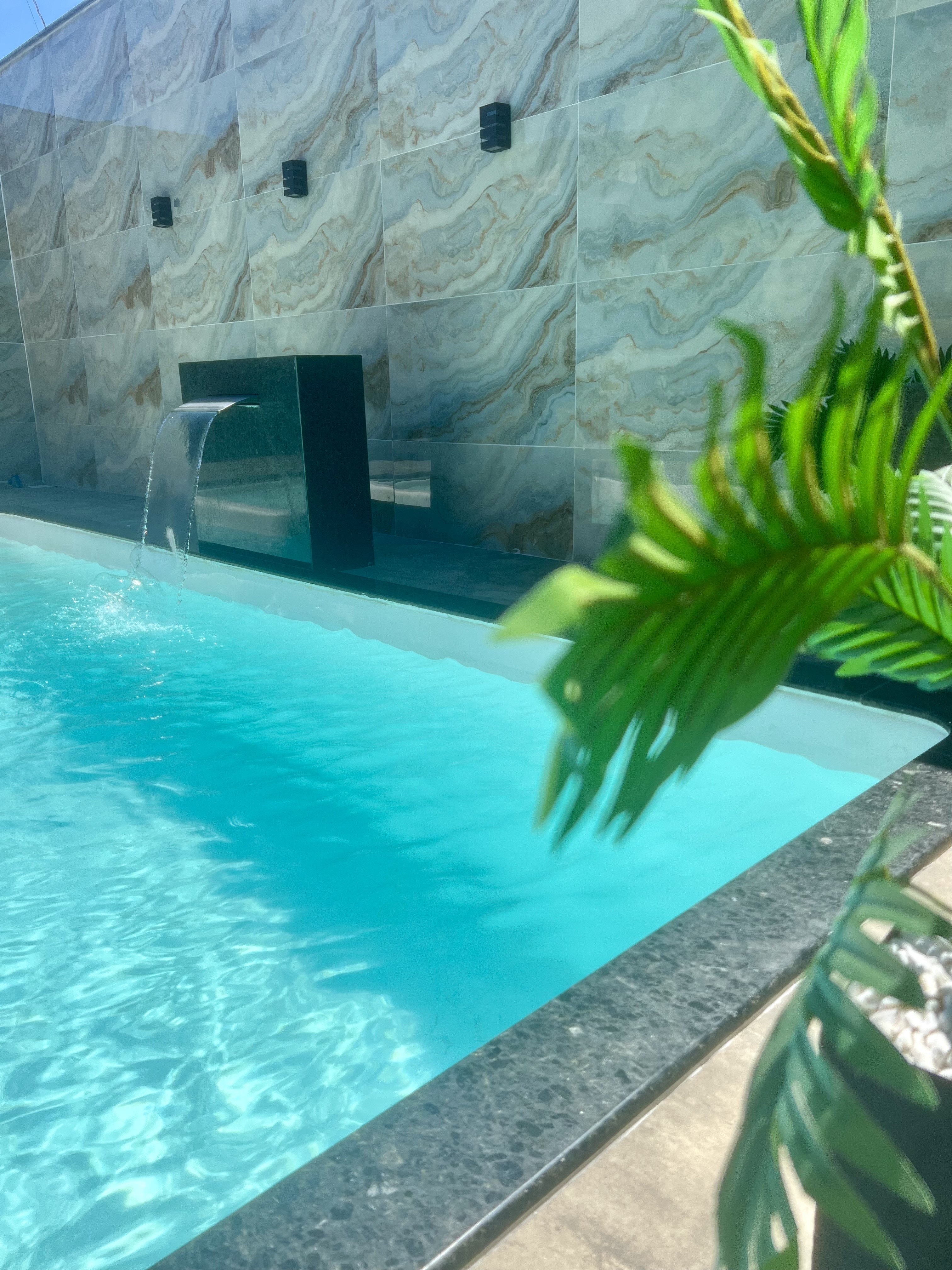 Piscina com cascata do espaço
